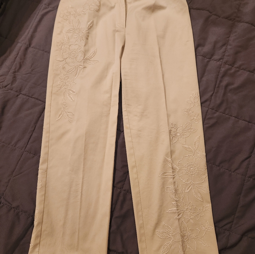 Ann Taylor capri pants w/beautiful floral embroidery, size 4